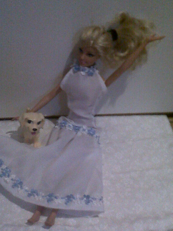 Robe blanche a galon 